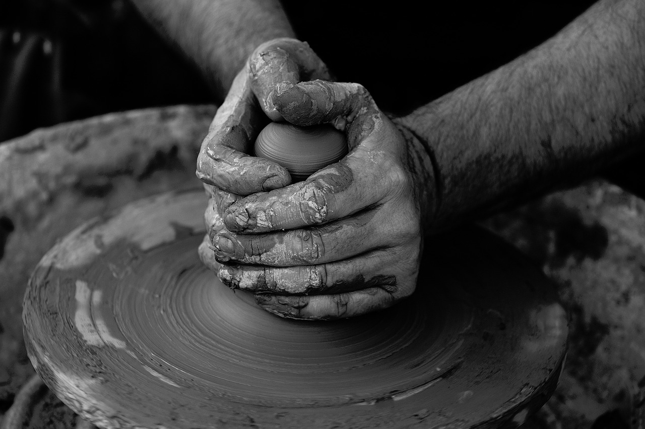 What are the different types of clay used in pottery?
